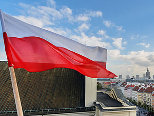 Polnische Flagge vor einer Stadt