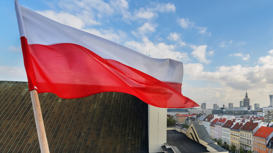 Polnische Flagge vor einer Stadt