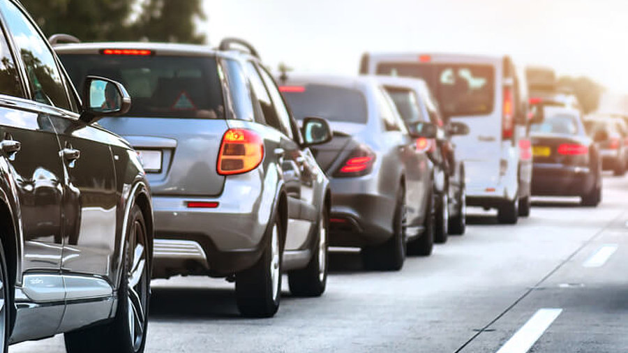 Autos fahren hintereinander Kolonne