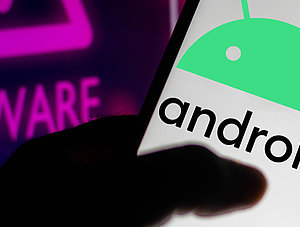 Smartphone mit Android und Malware-Alarm