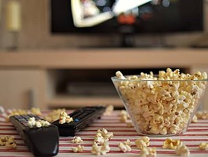 Popcorn und Fernsehfernbedienung