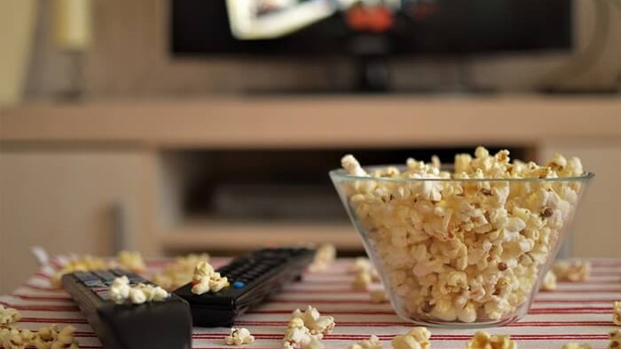 Popcorn und Fernsehfernbedienung