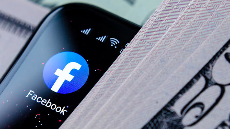 Facebook auf einem Smartphone mit Geld