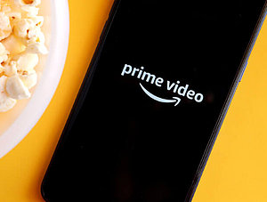 Streit um Preiserhöhung: Logo von Amazons Streaming-Dienst Prime Video auf einem Smartphone