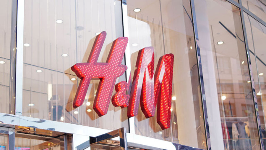 H&amp;M Logo an Modefiliale