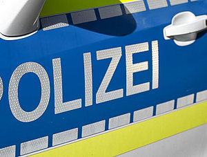  Seitenansicht eines Polizeiautos mit dem Buchstaben "Polizei"