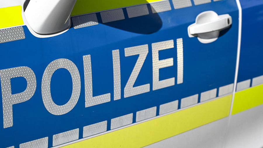  Seitenansicht eines Polizeiautos mit dem Buchstaben "Polizei"