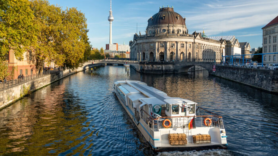 Schiff auf der Spree