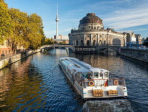 Schiff auf der Spree