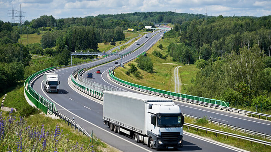 Lkw und Autos auf Autobahn.