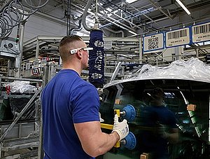 VW setzt Datenbrillen in der Logistik ein.