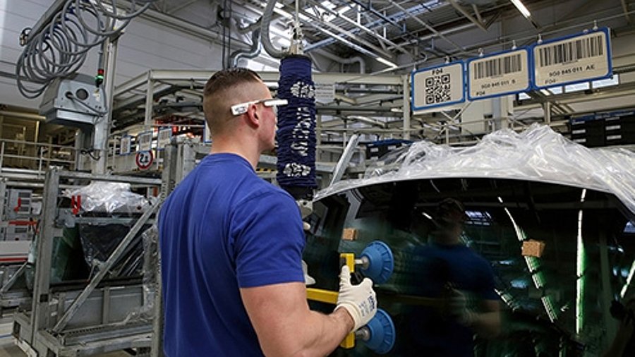 VW setzt Datenbrillen in der Logistik ein.