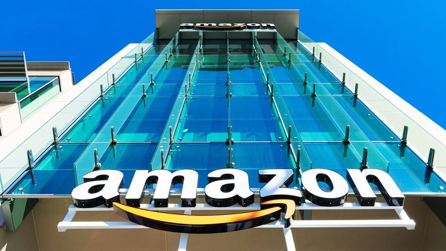 Logo des Online-Riesen Amazon an einem Gebäude