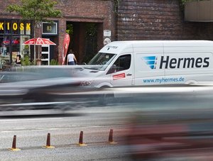 Hermes Lieferfahrzeug vor PaketShop