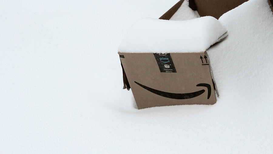 Amazon-Paket in einem Schneeberg