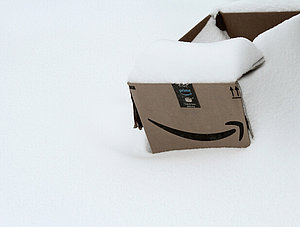 Amazon-Paket in einem Schneeberg