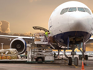 Frachtflugzeug wird beladen