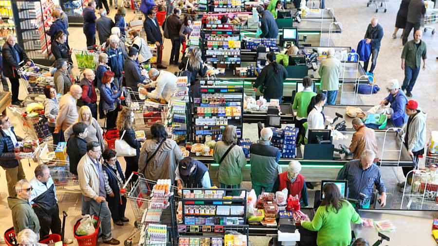 Supermarktkasse mit langer Schlange