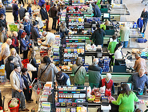 Supermarktkasse mit langer Schlange