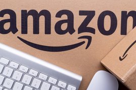 Amazon Verpackungen und Computer-Tastatur