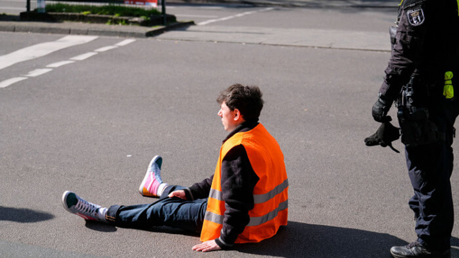 Klimaaktivisten auf einer Straße