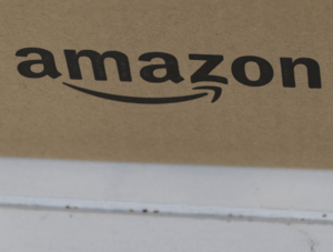 Amazon-Logo auf einem Paket