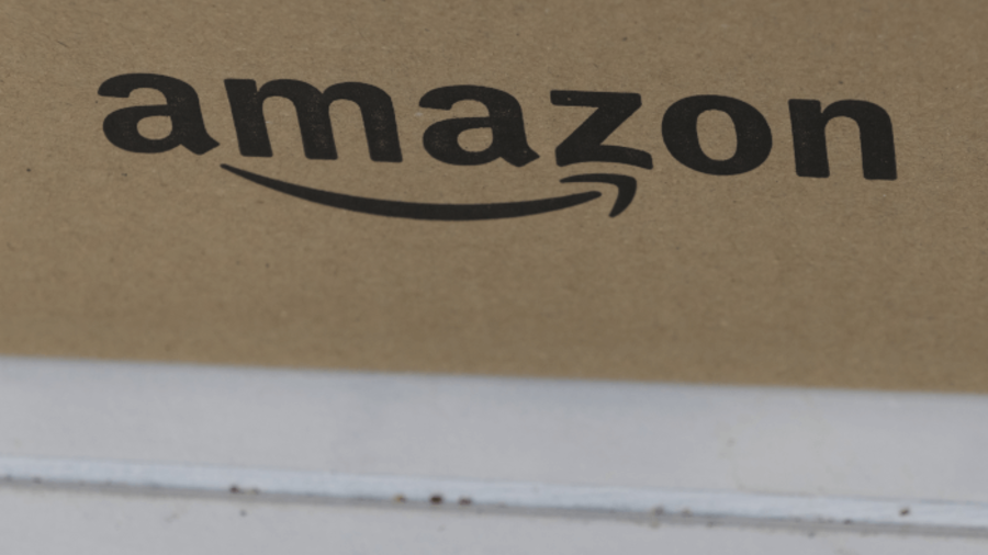 Amazon-Logo auf einem Paket