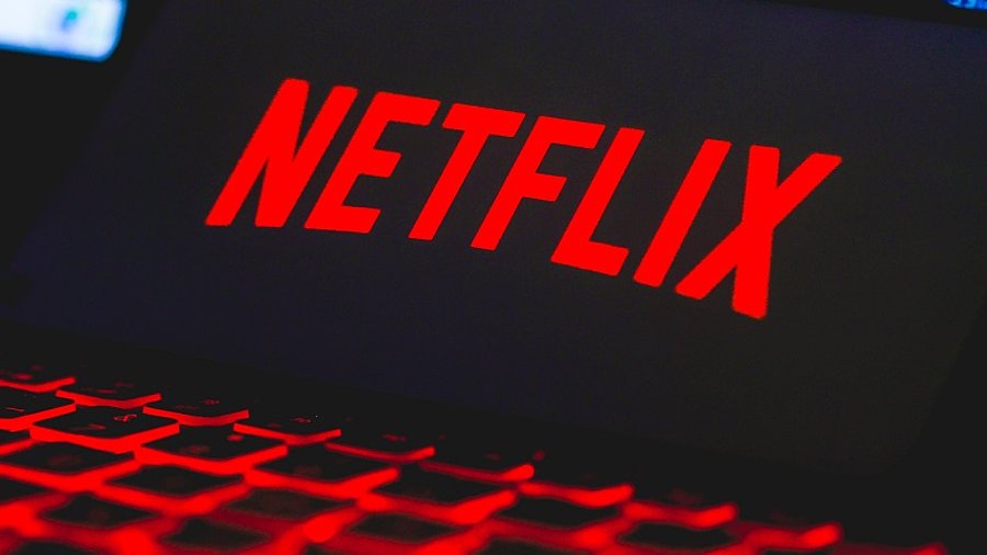 Netflix-Logo und davor rot leuchtende Tastatur