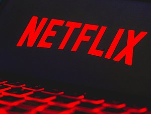 Netflix-Logo und davor rot leuchtende Tastatur