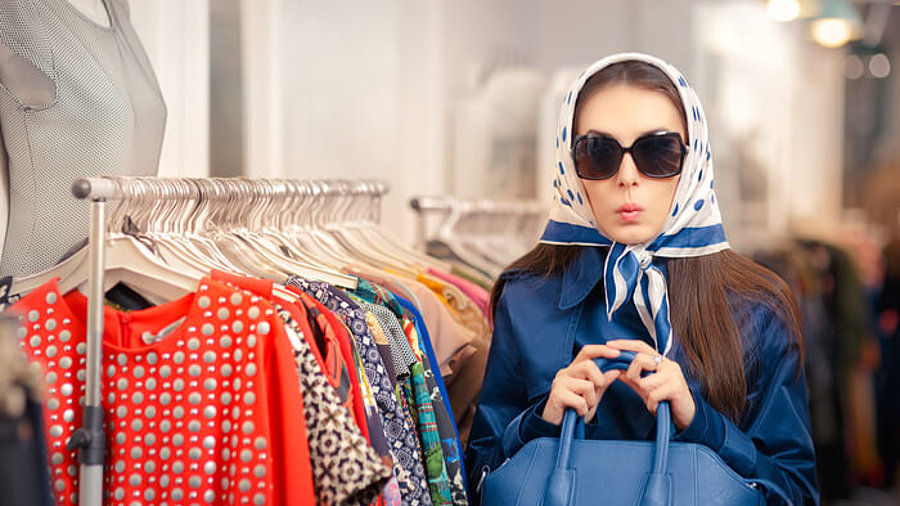 Frau Sonnebrille Ladendiebstahl