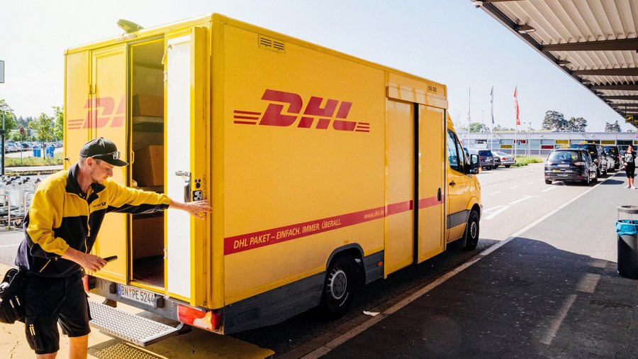 DHL Fahrer und Lieferwagen