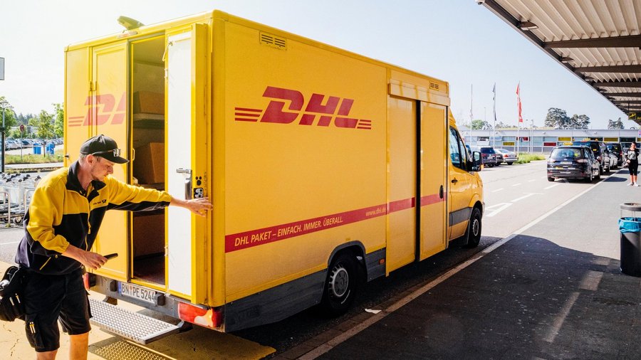 DHL-Zusteller und Transporter