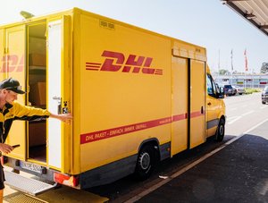 DHL Fahrer und Lieferwagen