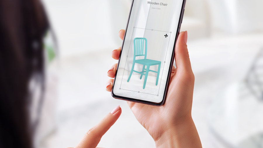 Frau platziert AR Stuhl auf Handy