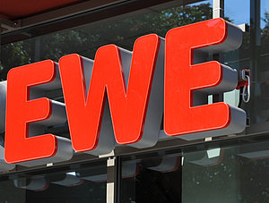 Rewe Logo an Hausfront