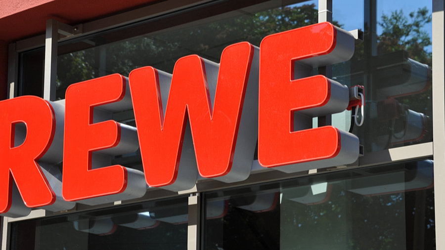 Rewe Logo an Hausfront