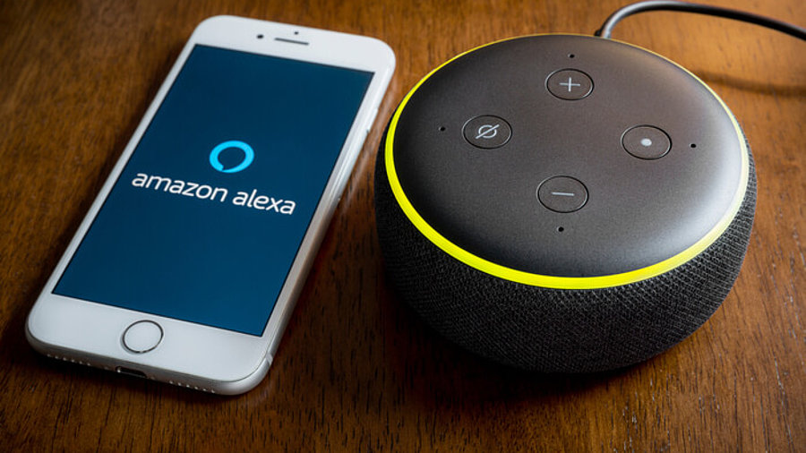 Echo Dot mit Smartphone