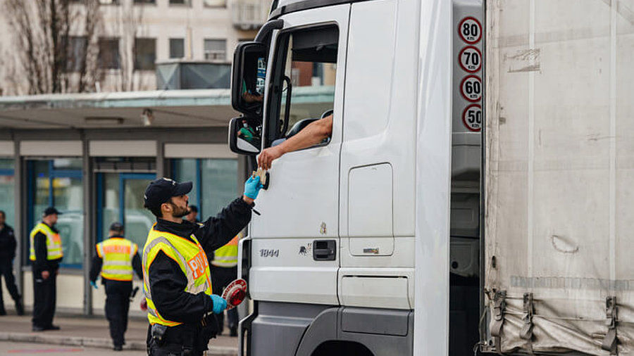 Polizei kontrolliert LKW