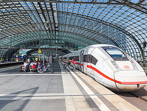 Deutsche Bahn: ICE am Berliner Hauptbahnhof