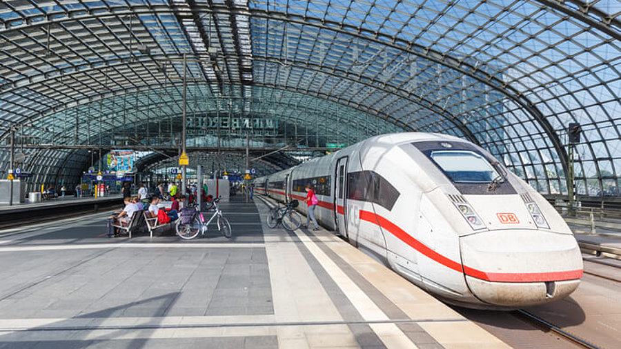 Deutsche Bahn: ICE am Berliner Hauptbahnhof