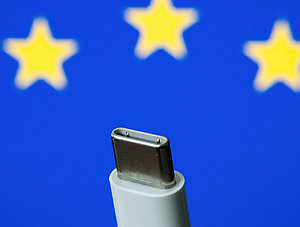 USB-C-Kabel vor EU-Flagge