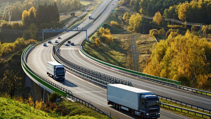 Autobahn mit Lkw und Mautstation 