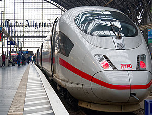 ICE der Deutschen Bahn im Frankfurter Bahnhof