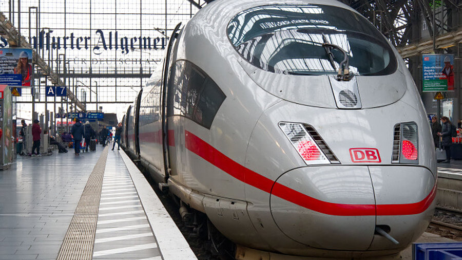 ICE der Deutschen Bahn im Frankfurter Bahnhof