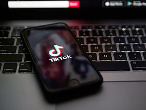 Logo von TikTok auf einem Smartphone