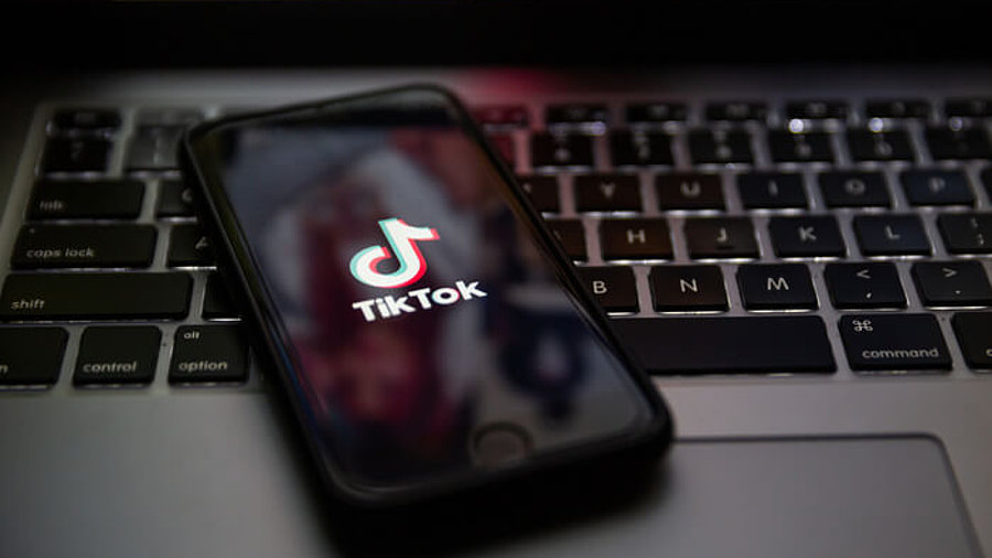 Logo von TikTok auf einem Smartphone