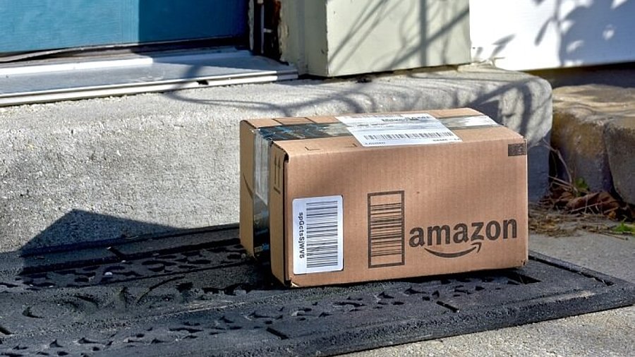 Amazon-Paket vor der Haustür