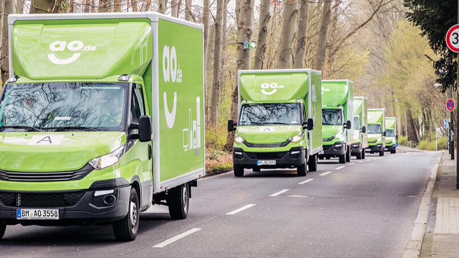 Lieferwagen von AO in Kolonne