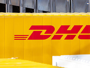 DHL-Schriftzug in einem Logistikzentrum