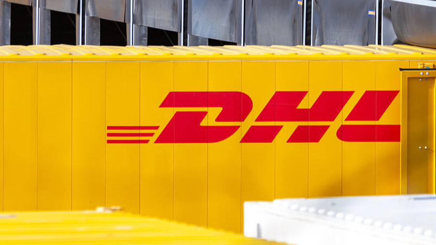 DHL-Schriftzug in einem Logistikzentrum